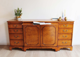 Royaal houten sideboard - Georgian revival.  Vintage dressoir met lades.