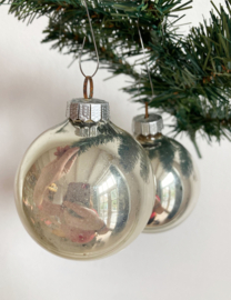 Set van 2 glazen vintage kerstballen. Antieke zilveren kerstversiering