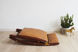 Vintage voetenbankje met cognac skai bekleding. Houten retro schommelbankje