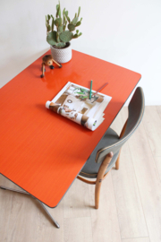 Oranje vintage eettafel.  Retro formica keuken / werk tafel