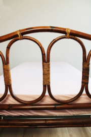 Rotan vintage bed uit de '70.  Retro daybed van bamboe.