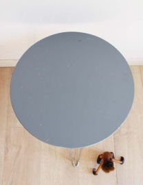 Ronde vintage bijzettafel op hairpin poten. Retro inklap tafeltje
