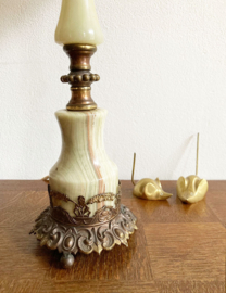 Vintage lamp op albast/marmeren voet. Kitsch tafellamp met geplooide kap.