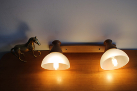 Houten vintage wandlamp met twee witte kappen. Retro lamp - Steinhauer