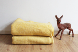 Gele wollen vintage deken. Eenpersoons retro sprei