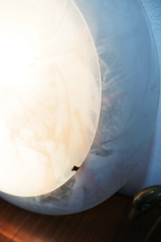 Grote glazen vintage plafondlamp. Roze retro lamp / plafonnière