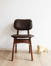 Houten vintage stoel met bruin skai leer. Mid Century eetkamerstoel