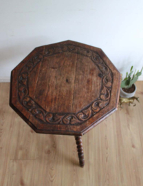 Handgesneden vintage bijzettafel met gedraaide poten. Antieke bobbin tafel