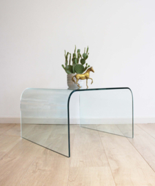 Glazen vintage bijzettafel. Retro design tafel van glas