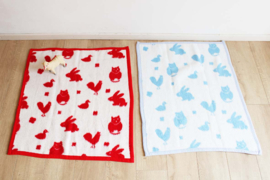 Twee vintage dekentjes van dralon. Retro sprei / vegan babydeken, blauw en rood