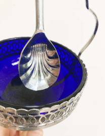 Blauw glazen vintage suikerpot in zilverkleurige houder met lepel.