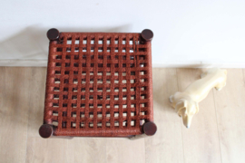 Houten vintage kruk met zitting van touw. Boho bankje