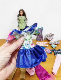 Vintage Barbiepop met extra kleertjes. Retro speelgoed pop met kleding