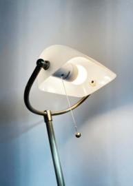 Witte klassieke bankiers/ notarislamp. Goudkleurige bureaulamp