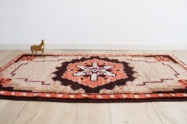 Handgemaakt boho vloerkleed, bruin zalmroze. Vintage Smyrna tapijt.