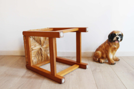 Houten vintage kruk met gevlochten zitting. Bohemien bankje / krukje