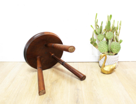 Vintage tripod plantentafeltje. Houten retro krukje / tafeltje