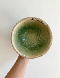 Vintage berkenbast bloempot. Retro aardewerk pot met groene binnenkant