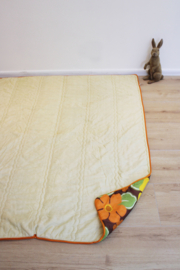 Vintage slaapzak met seventies patroon. Retro sprei in geel/bruin/oranje