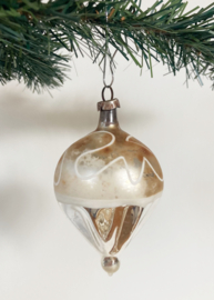 Glazen vintage kerstbal, druppel.  Antiek zilveren kerstornament