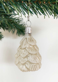 Glazen vintage kerstbal - kerstboom met sneeuw. Retro kerstversiering, creme