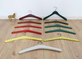 11 vintage kledinghangers, skai leer. Retro kleerhangers/kapstok met studs
