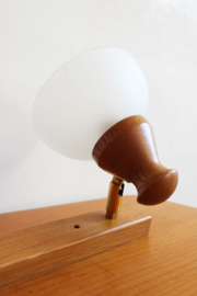 Houten vintage wandlamp met twee witte kappen. Retro lamp - Steinhauer