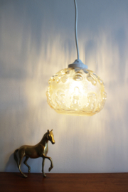 Klein vintage hanglampje van gebobbeld glas. Glazen retro lampje