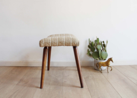 Vintage voetenbank met bruine bekleding. Houten retro kruk/luiwammes