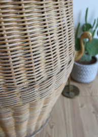 Vintage rotan mand van rotan. Retro rieten mand met deksel.