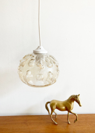 Klein vintage hanglampje van gebobbeld glas. Glazen retro lampje