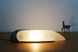Vintage wandlampje van melkglas. Art Deco stijl lamp met zilveren details