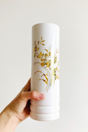 Witte vintage vaas met gouden bloemen. Retro vaasje
