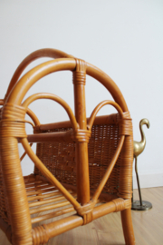 Vintage rotan krantenbak. Boho style lectuurbak / magazine holder van riet.