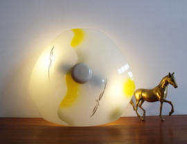 Driehoekige glazen vintage plafondlamp. Retro lamp / plafonnière. met gele details.