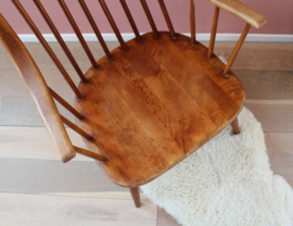 Houten vintage spijlenstoel - Lena Larsson - Nesto. Scandinavisch design stoel.