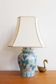 Vintage vaaslamp met roze bloemen. Keramieken lamp met kap