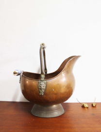 Grote antieke koperen kolenkit. Vintage bloempot / ketel met aardewerk handvat