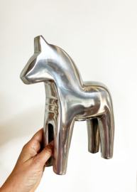 Groot aluminium Dala paard - Ikea Finansiell. Zilverkleurig vintage Dalarna beeld, '90