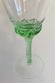 Set vintage wijnglazen op groene voet. 4 Franse (?) glazen.