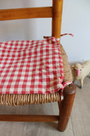 Vintage kinderstoeltje met biezen zitting. Houten boho stoeltje
