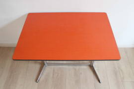 Oranje vintage eettafel.  Retro formica keuken / werk tafel