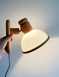 Houten vintage wandlamp met witte kap. Retro design lamp - Steinhauer