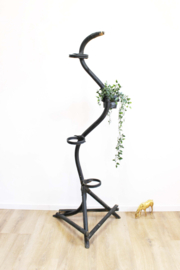Vintage rotan plantenstandaard. Zwarte retro bamboe 'slang' voor plantjes