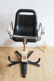 Coole vintage kapperstoel in motor vorm. Hoge retro kinderstoel