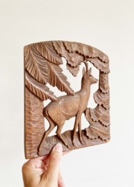 Houten vintage relief paneel van een hertje in het bos. Retro houtsnijwerk