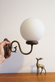 Vintage wandlamp met glazen bol kapje. Retro lampje