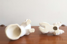 2 vintage honden beeldjes van wit aardewerk. Retro teckel en poedel beeldje