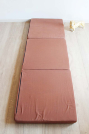 Vintage logeermatras. Opvouwbaar retro matras / speelkussen
