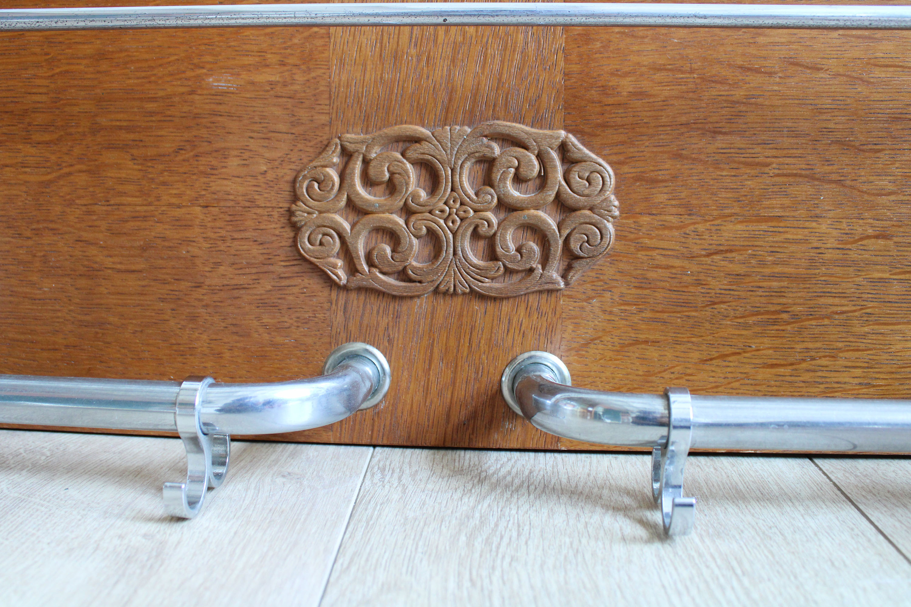 Vintage wandkapstok van hout en metaal. Retro Art Deco stijl kapstok